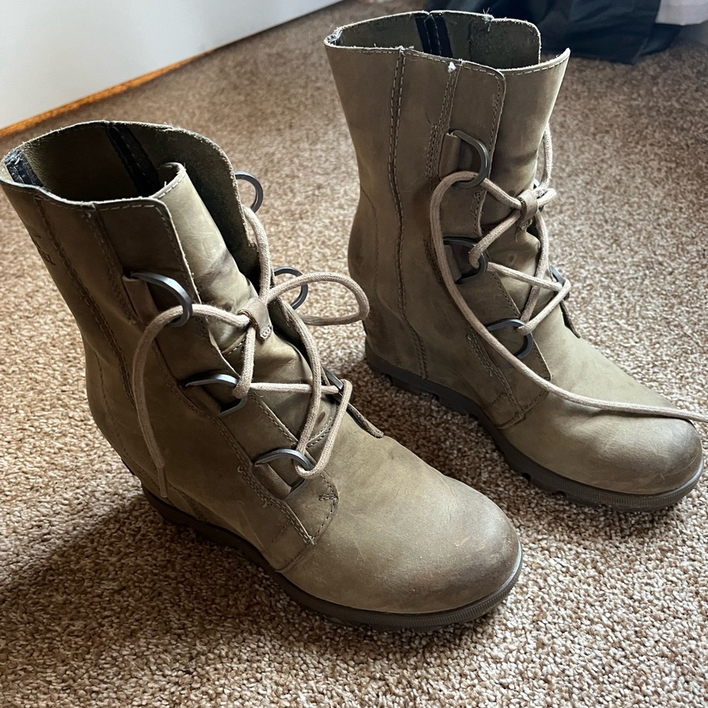 Greenish/brown Sorel Joan of Arctic wedge size 6.5